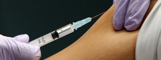 Pfizer: Μειωμένη αποτελεσματικότητα με τον χρόνο το εμβόλιο – «Ναι» στην τρίτη δόση