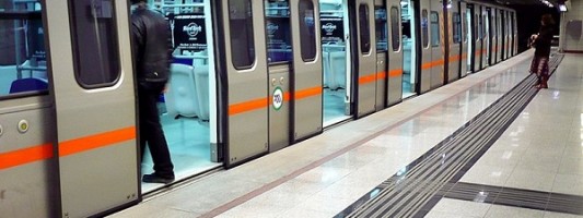 Ανοικτοί σταθμοί του μετρό και τη νύχτα για τη φιλοξενία αστέγων