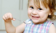 Τα μωρά πρέπει να τρώνε αυγά και φιστίκια για να μειώσουν τον κίνδυνο εμφάνισης αλλεργίας