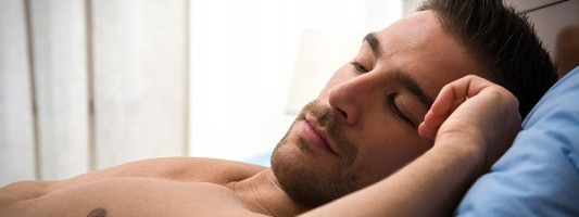 O λίγος αλλά και ο πολύς ύπνος των ανδρών συνδέεται με υπογονιμότητα