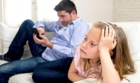 Η χρήση κινητών τηλεφώνων από τους γονείς βλάπτει σοβαρά την οικογενειακή ζωή