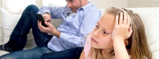 Η χρήση κινητών τηλεφώνων από τους γονείς βλάπτει σοβαρά την οικογενειακή ζωή