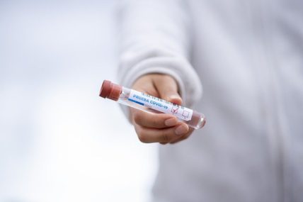 Κορονοϊός: Νέες οδηγίες από τα CDC για εμβολιασμένους που έρχονται σε επαφή με κρούσμα