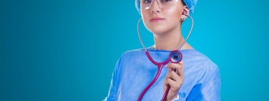 Επιστράτευση γιατρών: Στα νοσοκομεία της Αττικής από σήμερα 206 ιδιώτες