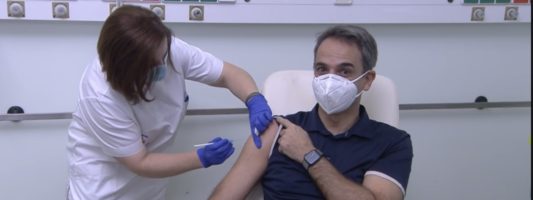 Εμβόλιο: Εμβολιάστηκε στο «Αττικόν» ο πρωθυπουργός Κυριάκος Μητσοτάκης