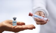 Ισχυρή σύσταση για εμβολιασμό με 4η δόση, στις ηλικιακές ομάδες άνω των 60