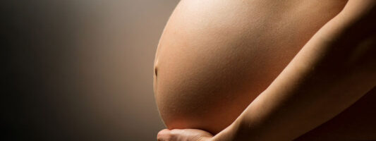 ΕΟΔΥ: Πόσες έγκυες και λεχωίδες γυναίκες μολύνθηκαν με κορονοϊό