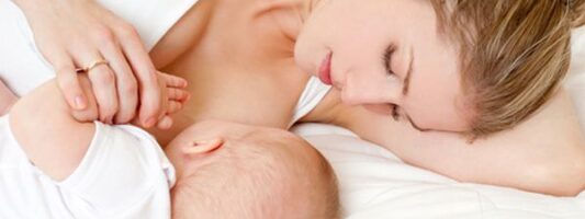Κορονοϊός: Πως ο μητρικός θηλασμός προστατεύει τα μωρά από τον ιό