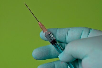ΕΟΔΥ:  Επείγουσα η τρίτη δόση εμβολίου