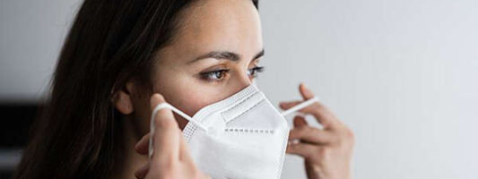 ΠΙΣ: Μάσκα υψηλής προστασίας FFP2 ή KN95 για επίσκεψη σε δομές Υγείας